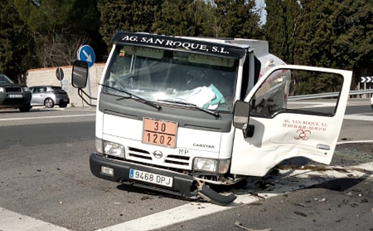 Imagen principal - IEstado de los vehículos y los servicios de emergencia evacuando a los heridos