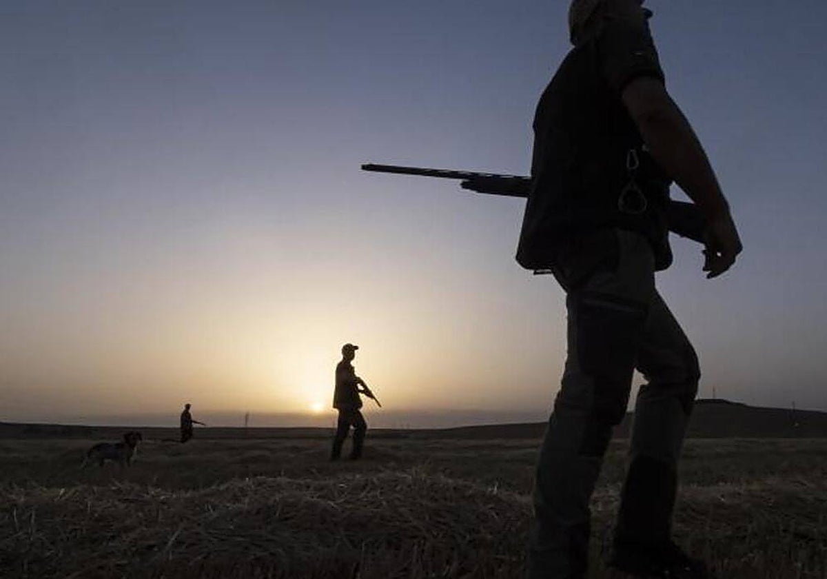 Un grupo de cazadores en una fotografía de archivo