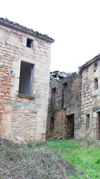 Una de las 62 casas del municipio burgalés de Bárcena, en evidente estado de abandono