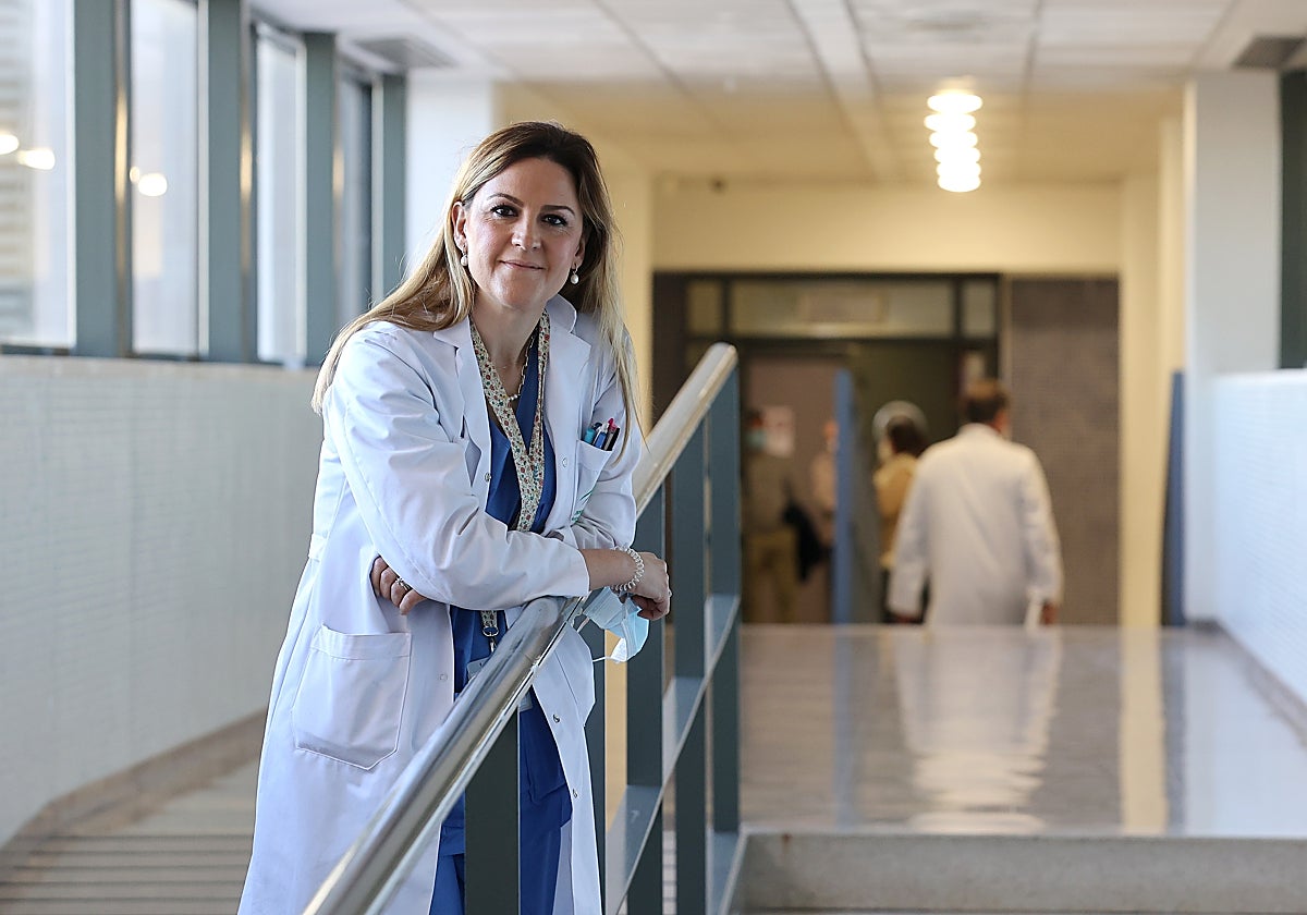 La doctora, un pasillo del edificio de Consultas Externas del Hospital Reina Sofía