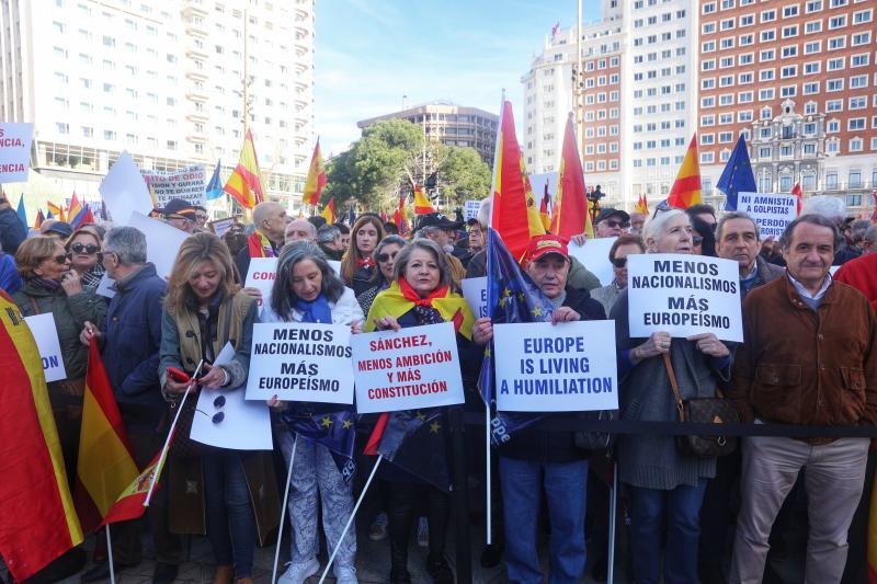 Varios ciudadanos con pancartas reivindicativas, minutos antes de que empezaran los parlamentos