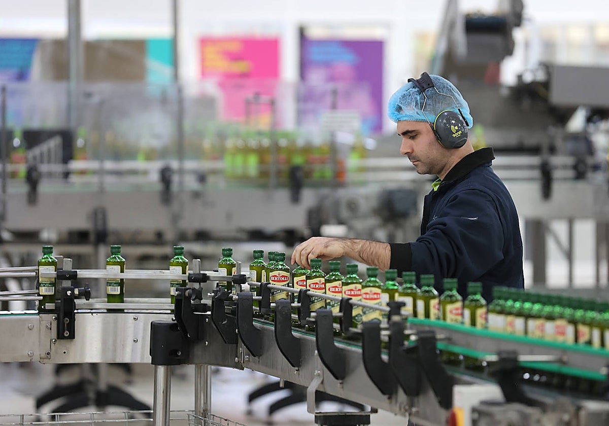 Un operario en la fábrica de Deoleo en Córdoba