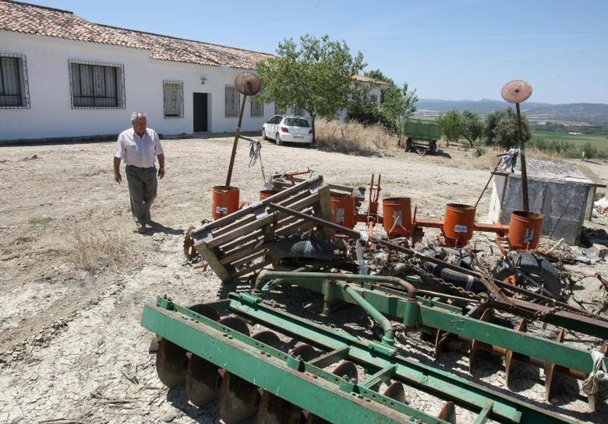 Un agricultor en su finca