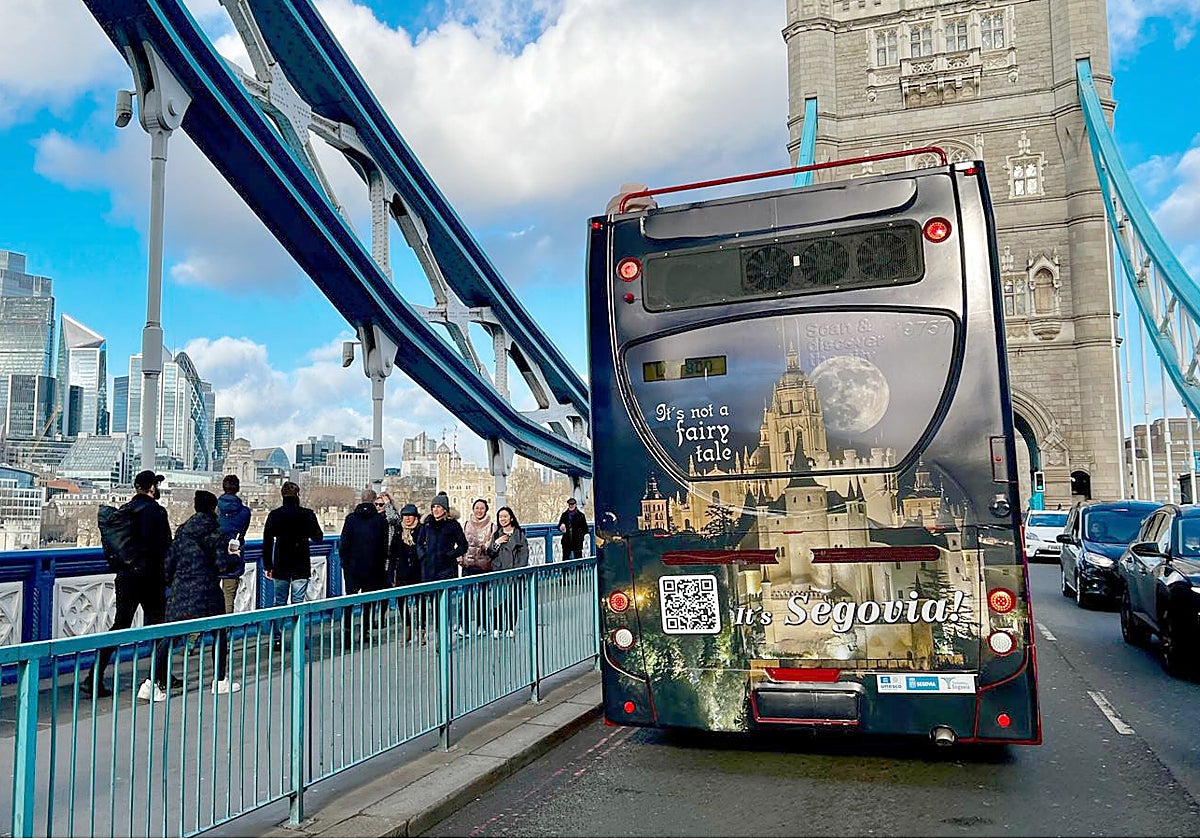 El autobús turístico con la imagen de Segovia circulando por Londres