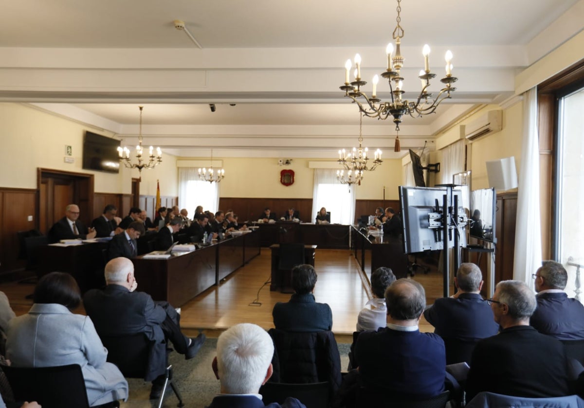 Acusados, de espaldas, en el juicio contra la antigua cúpula de la UGT Andalucía en la Audiencia de Sevilla