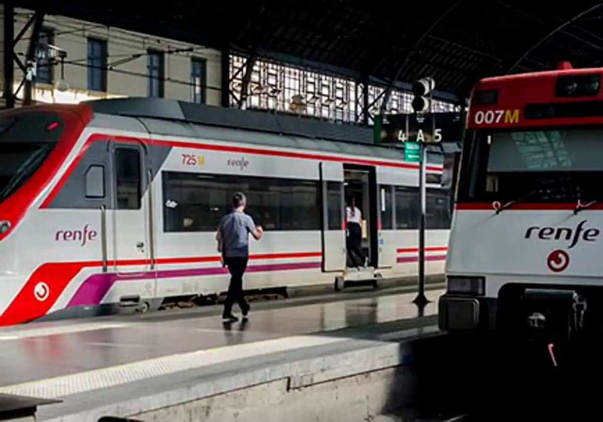 Imagen de dos trenes de Cercanías en la Estación del Norte en Valencia