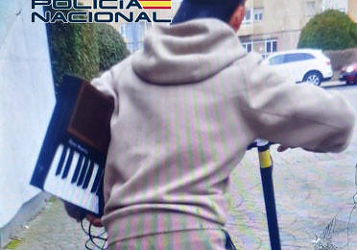 Imagen del detenido en el momento de robar el órgano y huir de la iglesia