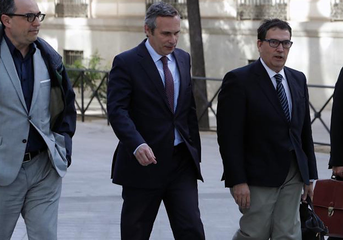 Josep Lluis Alay, en el centro de la imagen, en la Audiencia Nacional