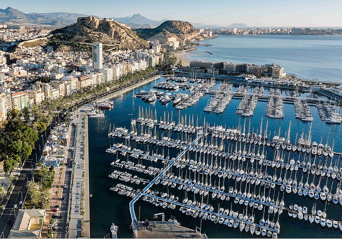 Vista aérea del puerto de Alicante.