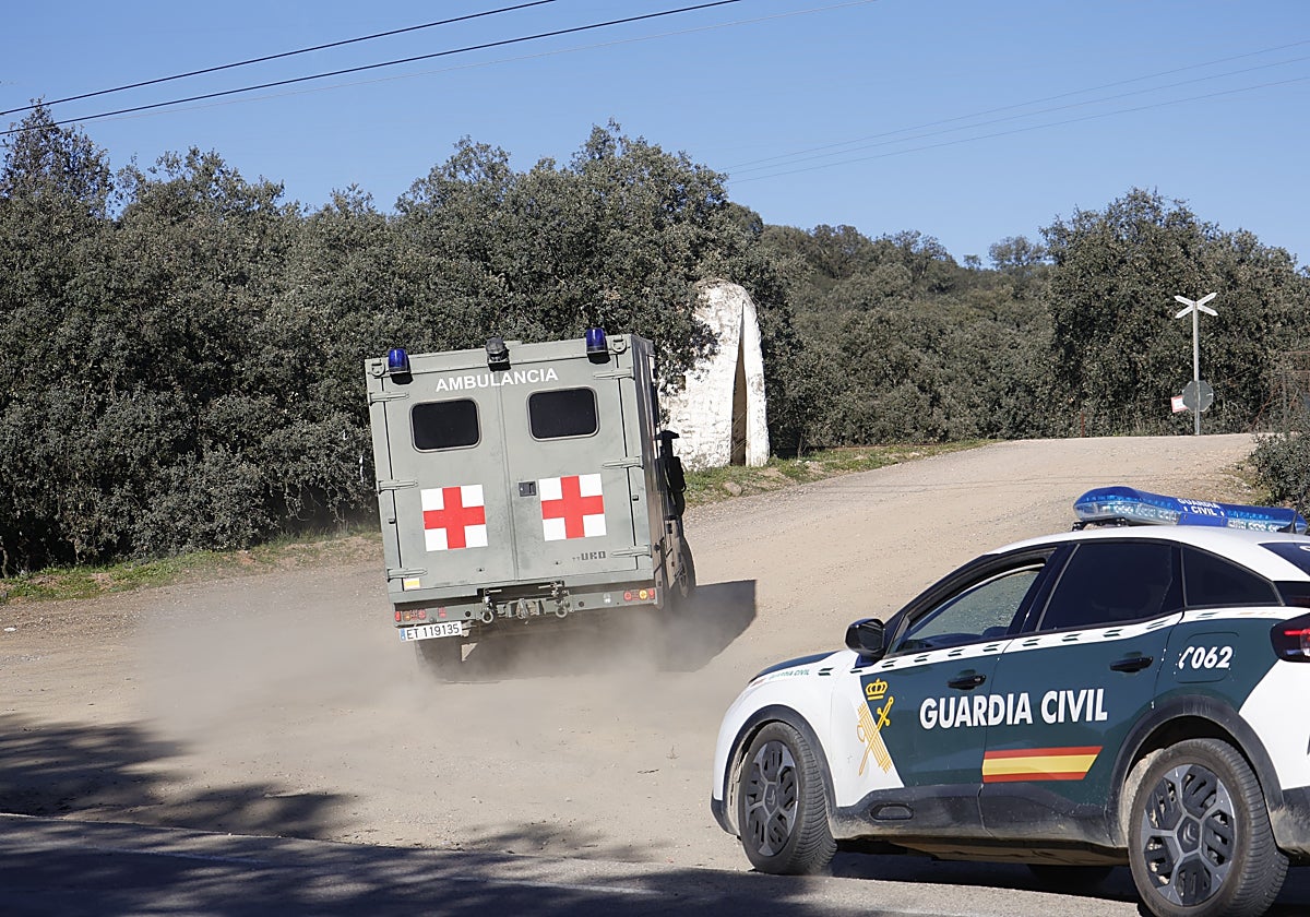 Una ambulancia y una patrulla de la Guardia Civil entran en el campo de maniobras