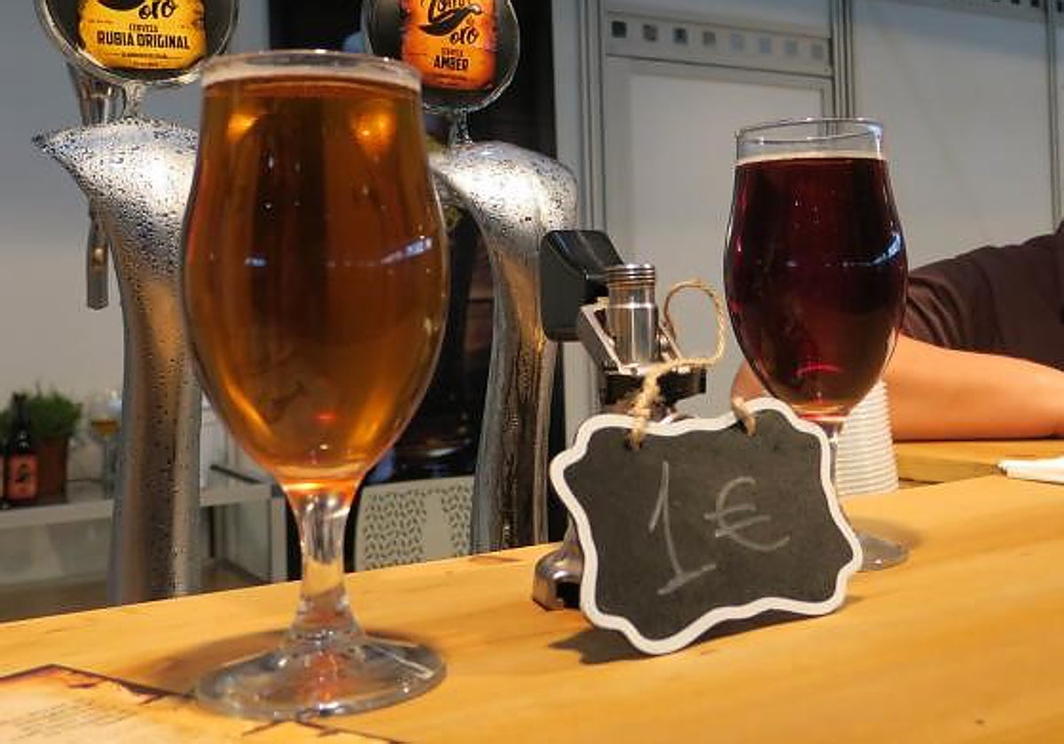 Consumiciones en la barra de un bar, en una imagen de archivo.