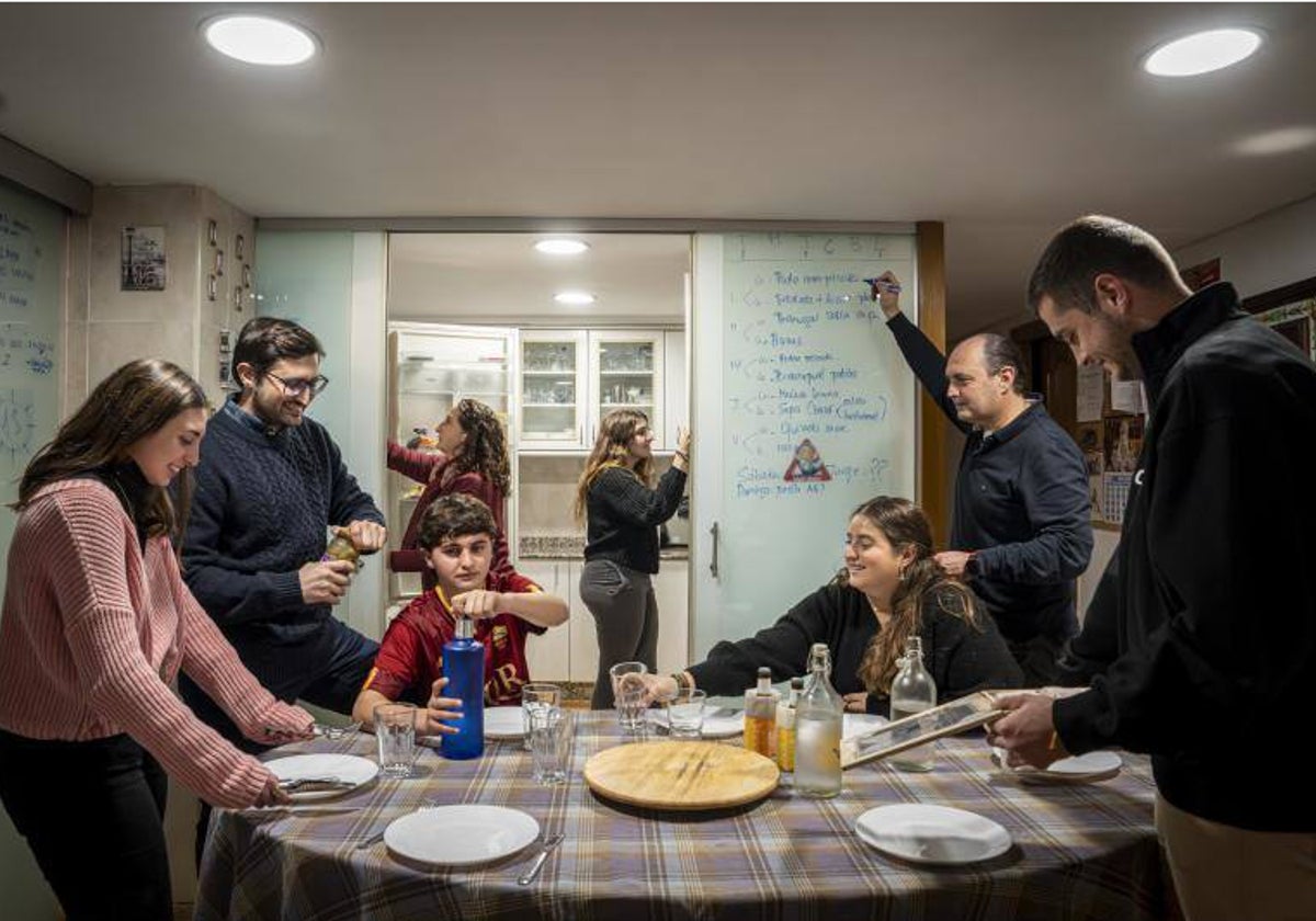 Celia y José junto a sus seis hijos en la cocina de su casa