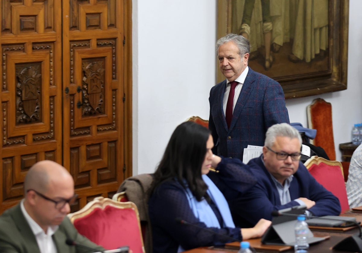 El presidente de la Diputación de Córdoba, Salvador Fuentes, en el salón de plenos