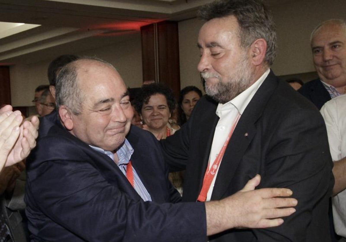 Manuel Pastrana (a la izquierda) saluda a Francisco Fernández Sevilla, en el congreso regional de UGT en 2013