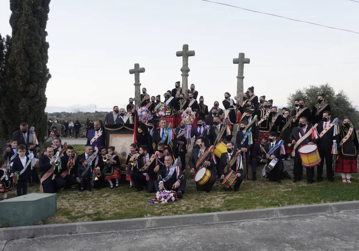 'La Soldadesca' es una tradición que se remonta a más de 120 años. Sus integrantes, en la plaza del Calvario