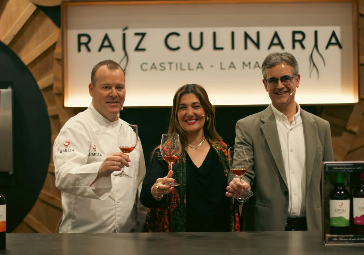 El chef Pablo González-Conejero, la periodista Pilar Hernández y Silvano García Abellán, presidente del CRDOP Jumilla