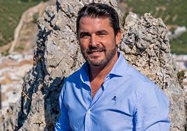 El alcalde de Zuheros denuncia el veto a su pregón en la filial del Rocío de Cabra por su matrimonio gay