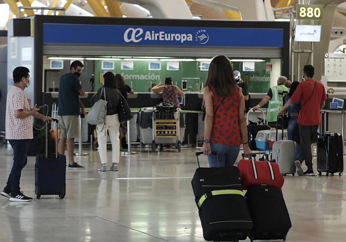 Detenido un viajero en el aeropuerto de Barajas por un intento de agresión sexual a una empleada de la limpieza