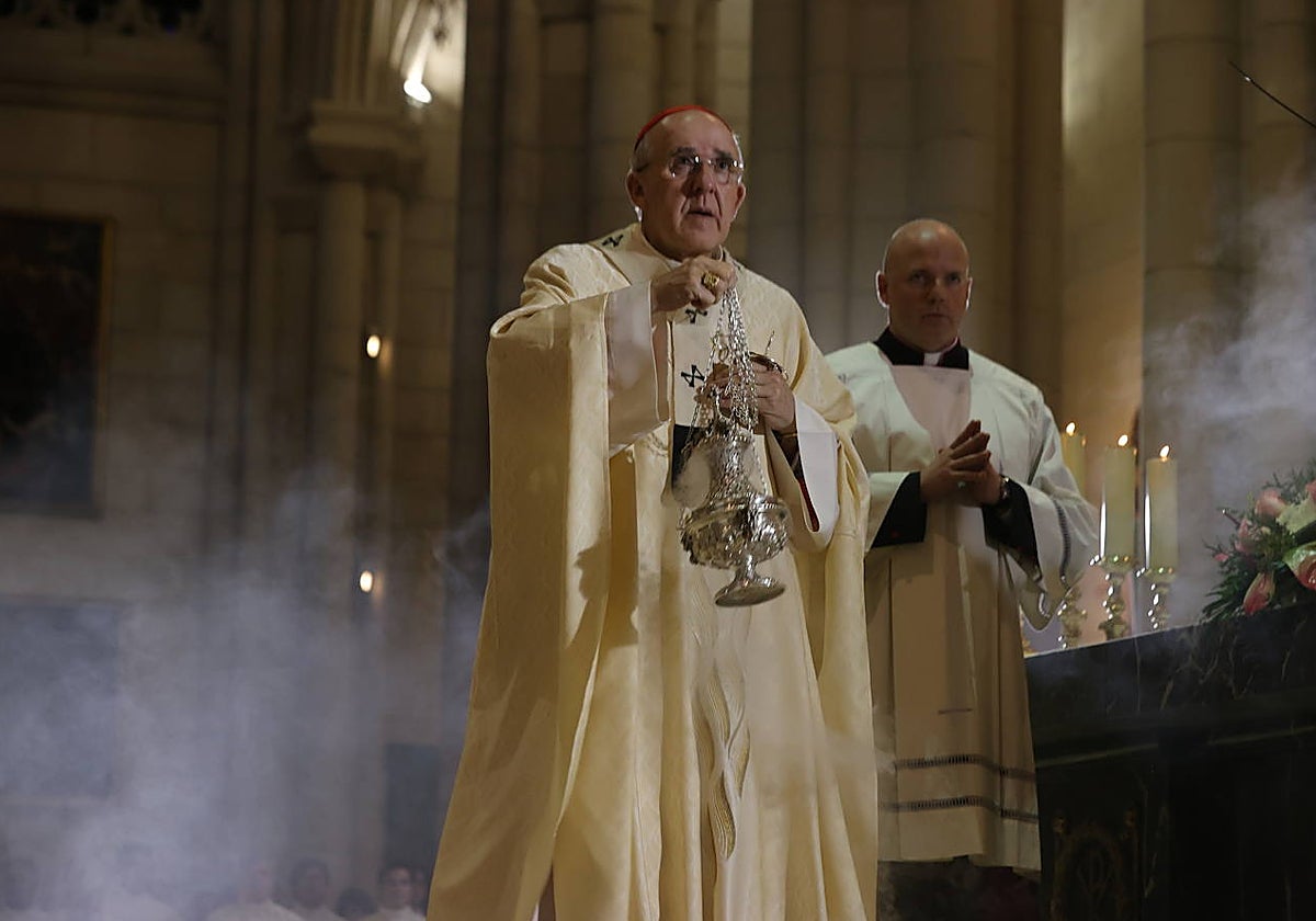 El cardenal Carlos Osoro, en una misa en la Catedral de la Almudena