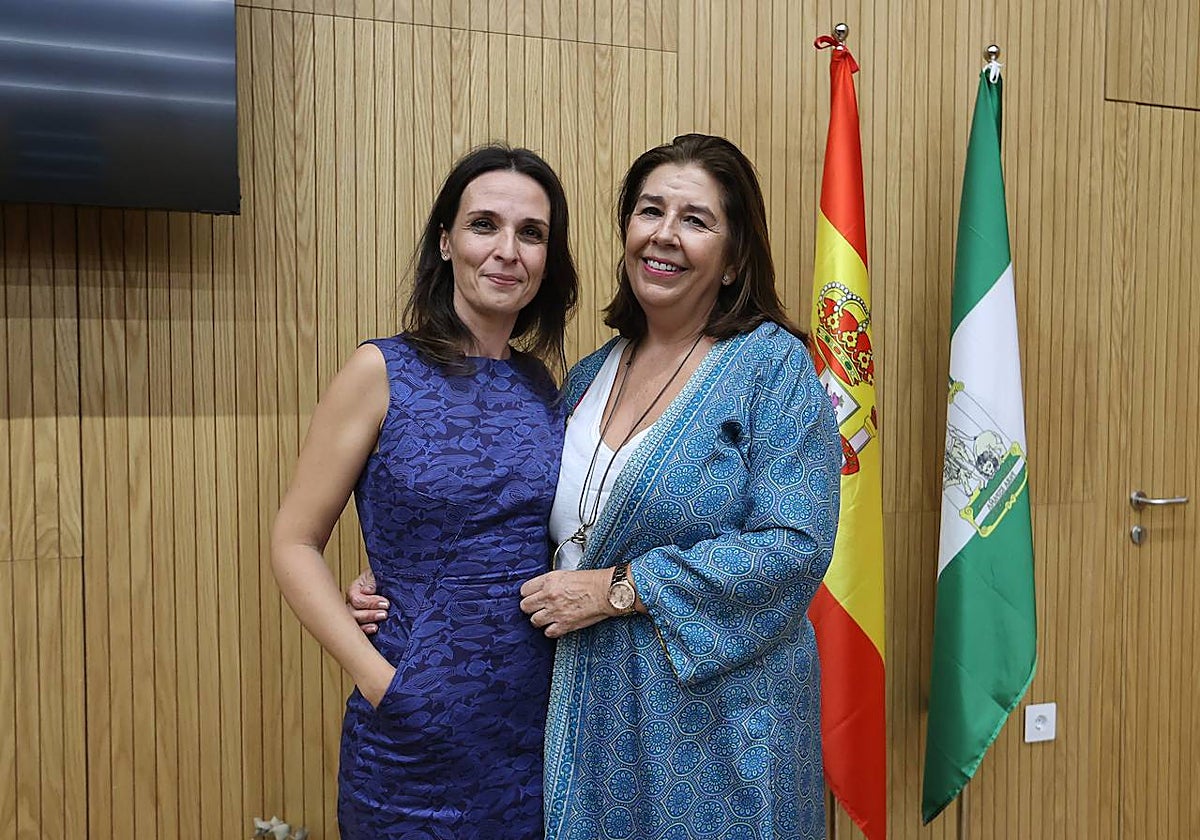 La jueza Eva Osorio y la decana en funciones Ana María Relaño durante las elecciones a decano