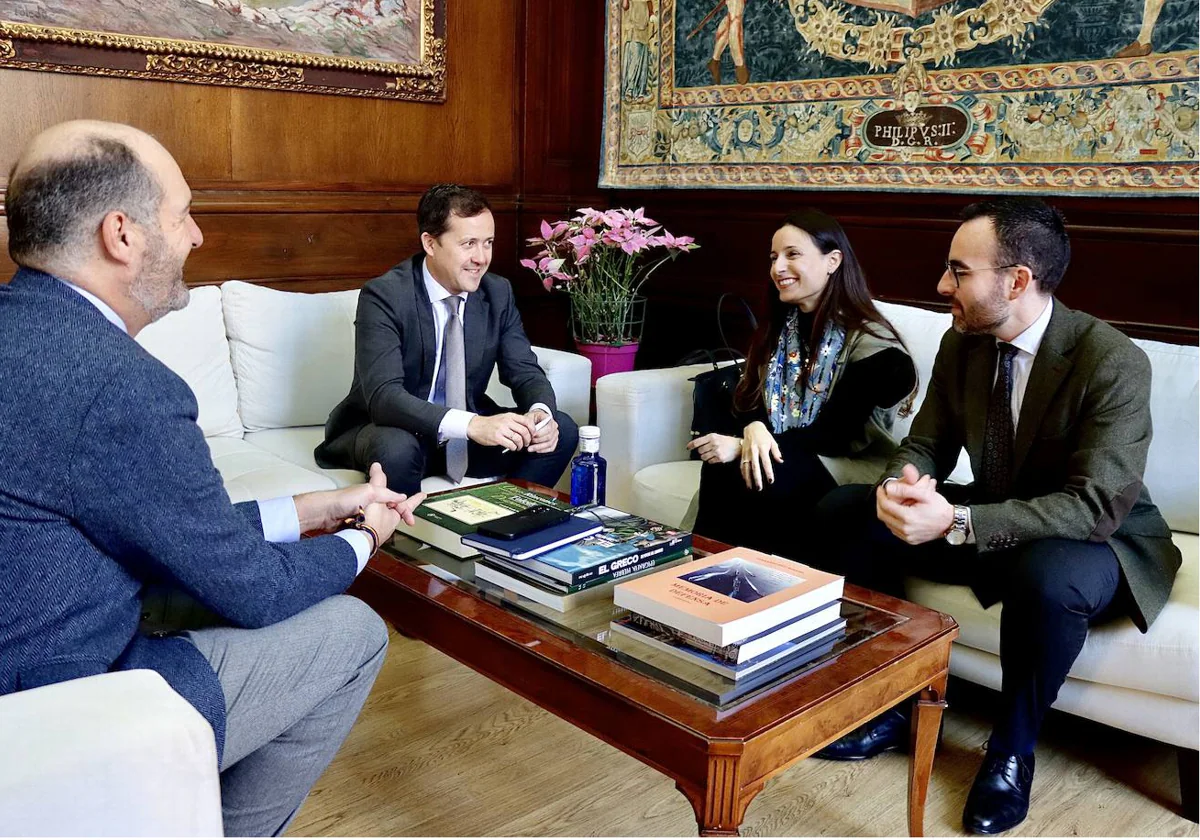 Un momento de la reunión del alcalde con al directora provincial de la Tesorería General de la Segudidad Social celebrada en el Ayuntamiento toledano