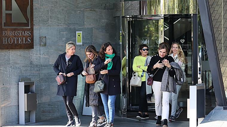 Un grupo de turistas saliendo del hotel Eurostars Palace