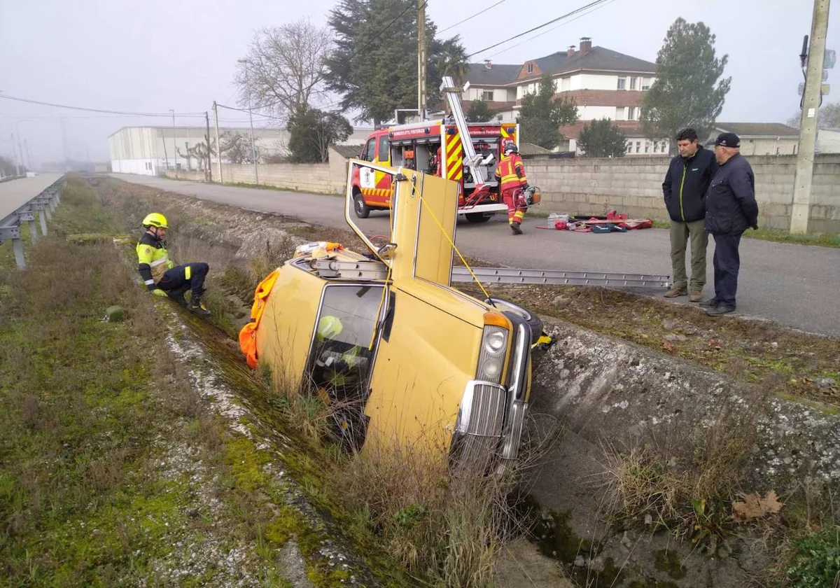 Los bomberos rescatan a los octogenarios que quedaron atrapados en en Canal Bajo del Bierzo