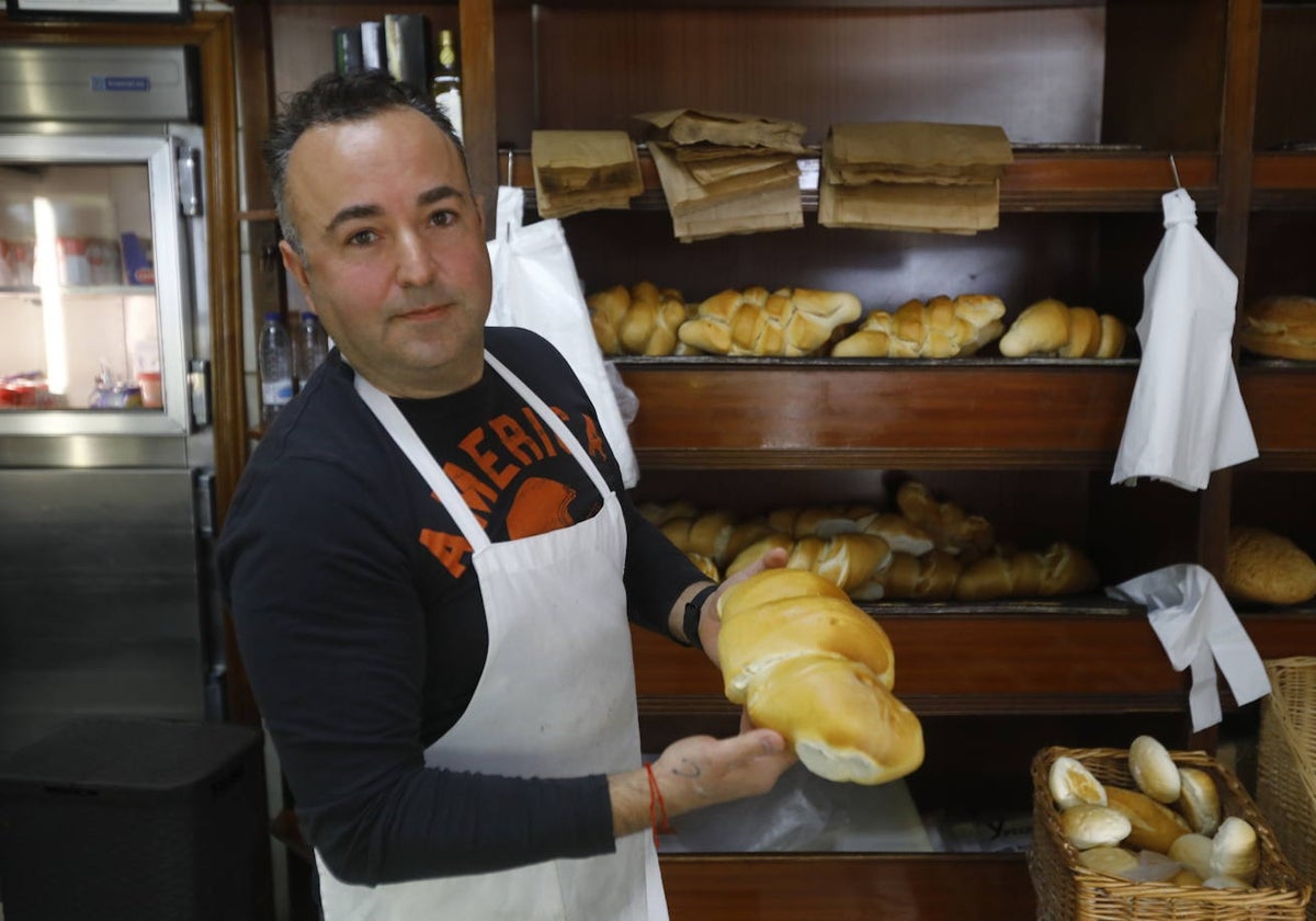 José Martín muestra una telera en la Panadería Confitería San Francisco