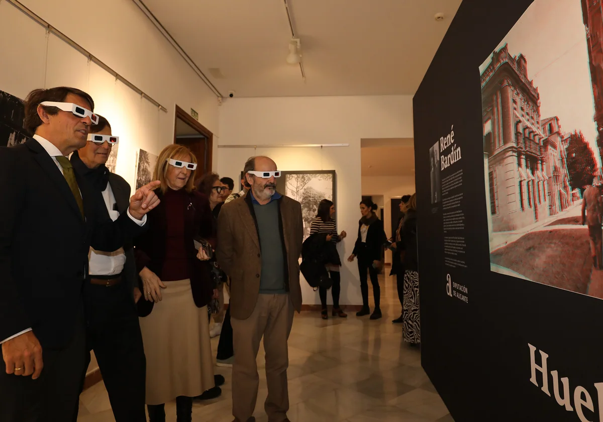 El diputado de Cultura, Juan de Dios Navarro, junto a los descendientes de René Bardin, en la visita a la exposición en el Palacio Provincial.