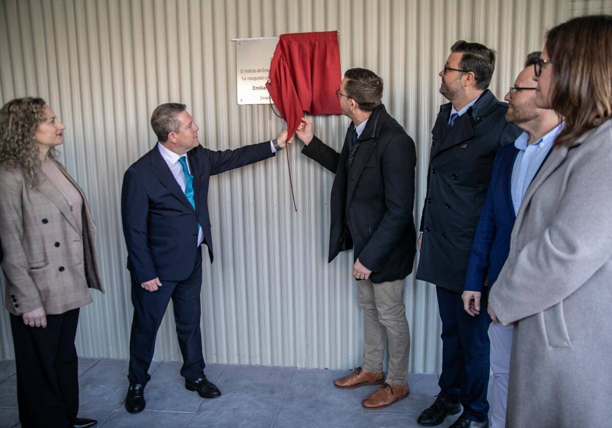 García-Page y el alcalde de Seseña descubren la placa conmemorativa de la inauguración del IESO