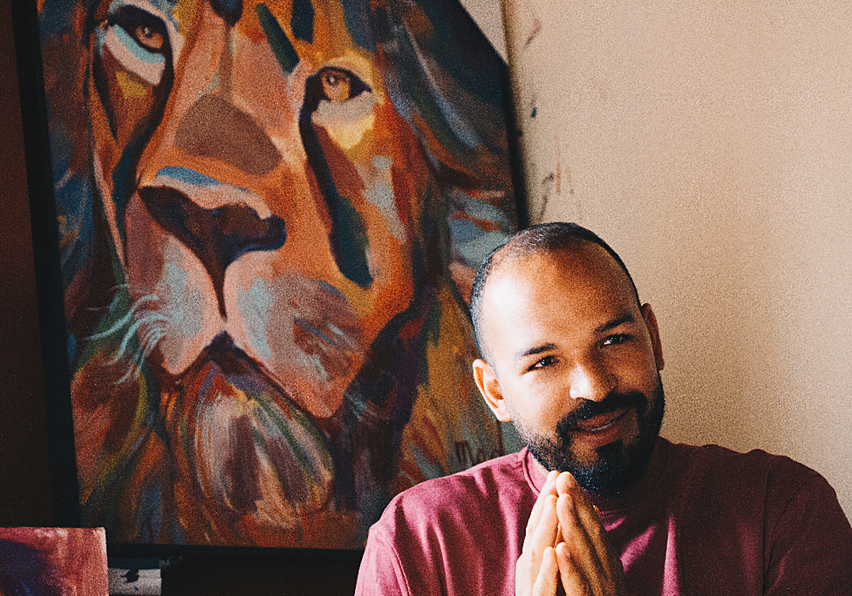 Mohammed cuenta su historia frente a uno de sus cuadros Med Art en el taller