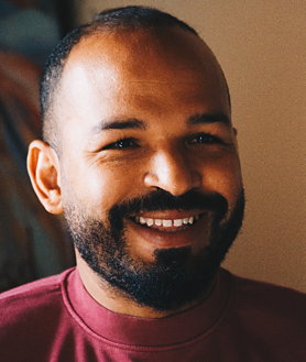 Imagen secundaria 2 - Mohammed cuenta su historia frente a uno de sus cuadros Med Art en el talle