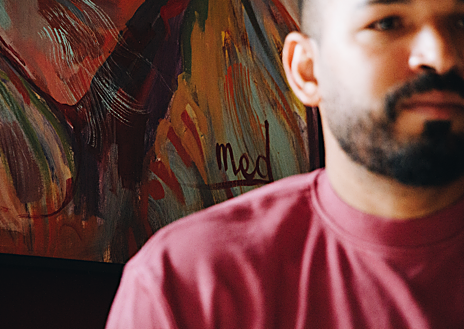 Imagen secundaria 1 - Mohammed cuenta su historia frente a uno de sus cuadros Med Art en el talle