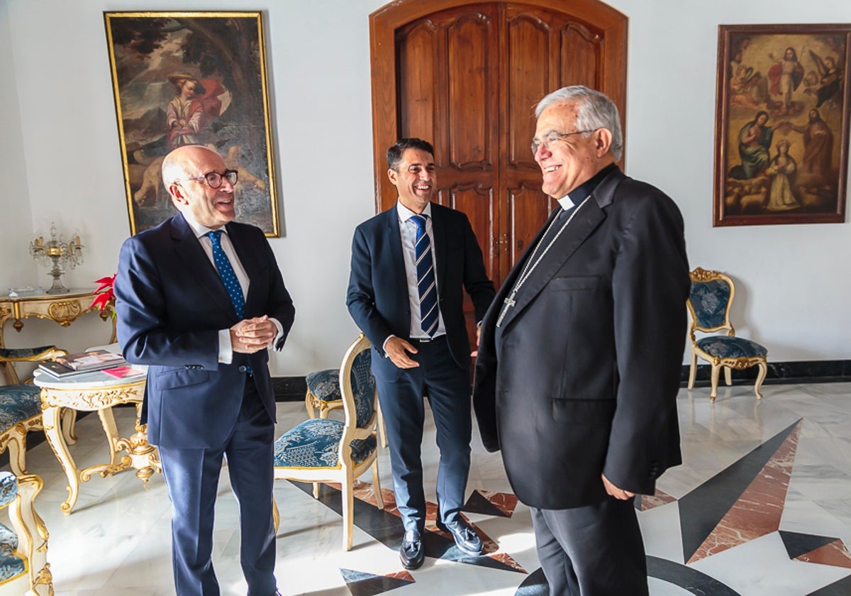 Joseba Barrena (izquierda) frente al obispo de Córdoba, Demetrio Fernández tras la firma del acuerdo