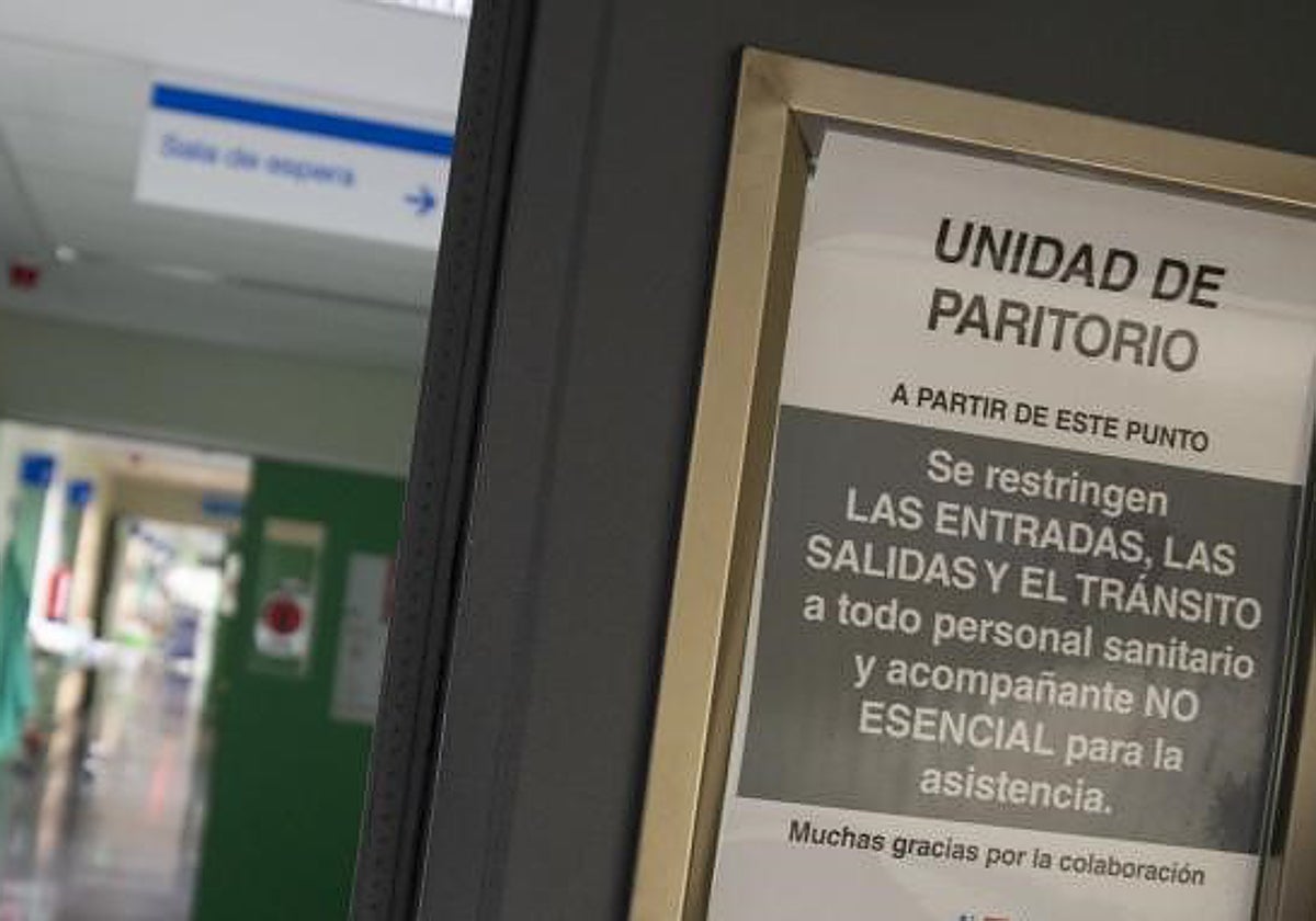 Cartel indicador de dependencias de un paritorio en un hospital, en una imagen de archivo.