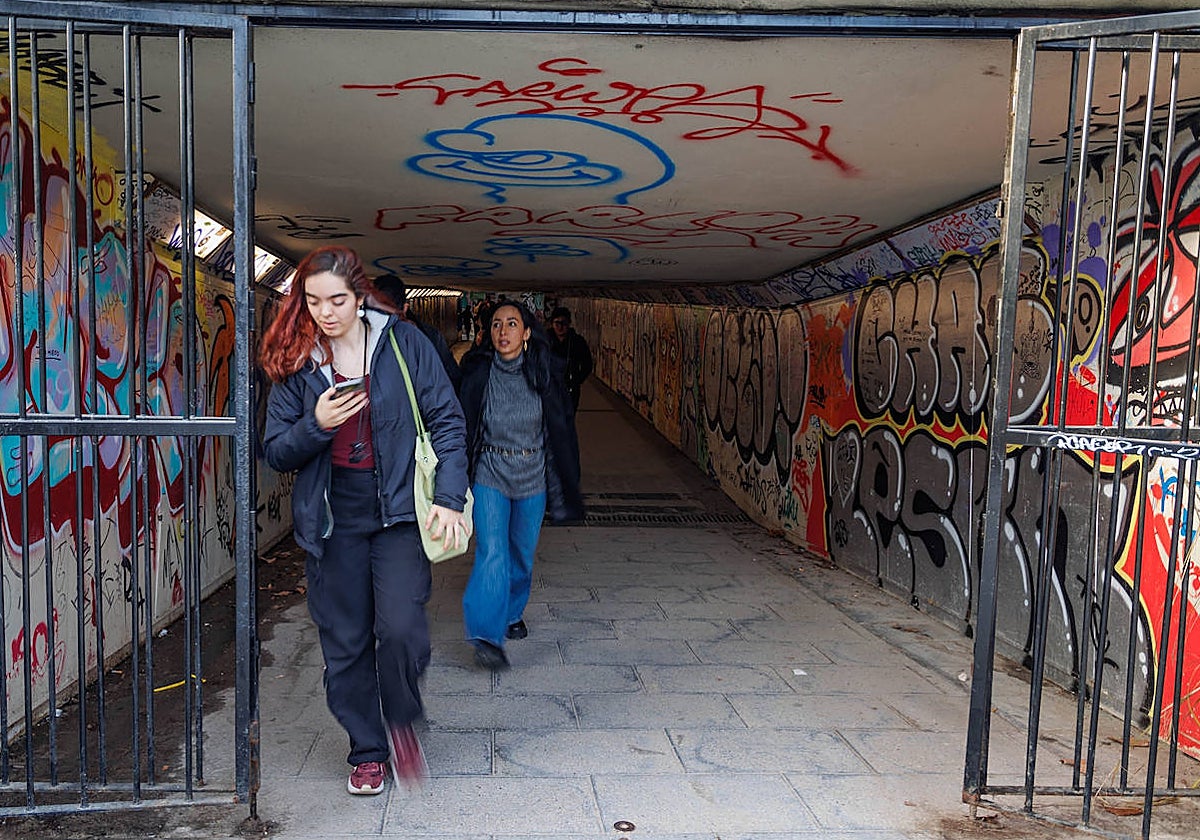 Varias personas salen por el acceso del túnel que da al parque del Retiro