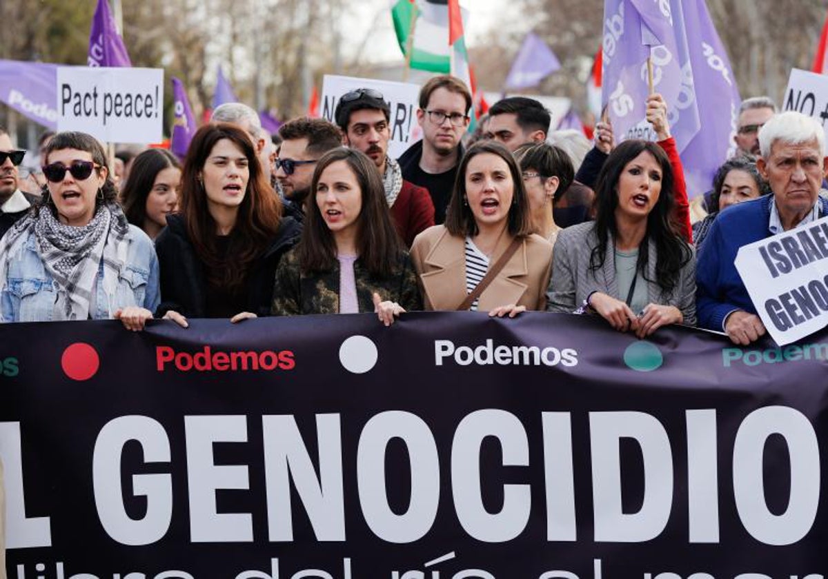 La exministra de Igualdad y secretaria de Acción Política de Podemos, Irene Montero (3d), e Ione Belarra (3i), participan en la marcha de apoyo a Palestina