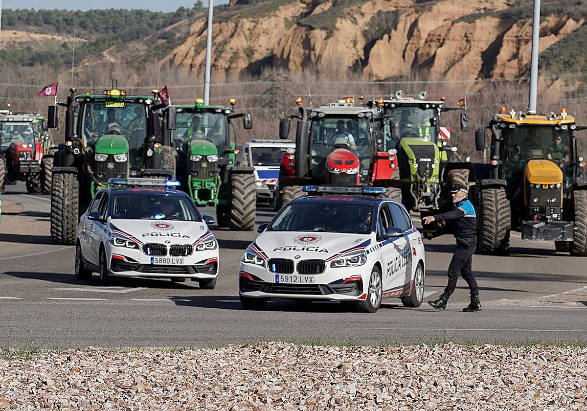 Decenas de tractores llegan desde varios puntos de la provincia a la capital leonesa