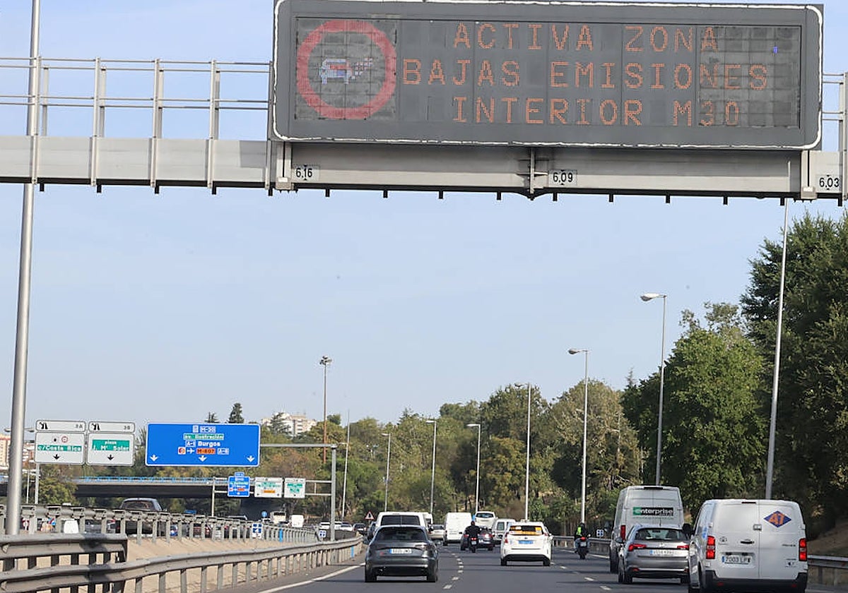 Cartel de la zona de bajas emisiones en la M-30