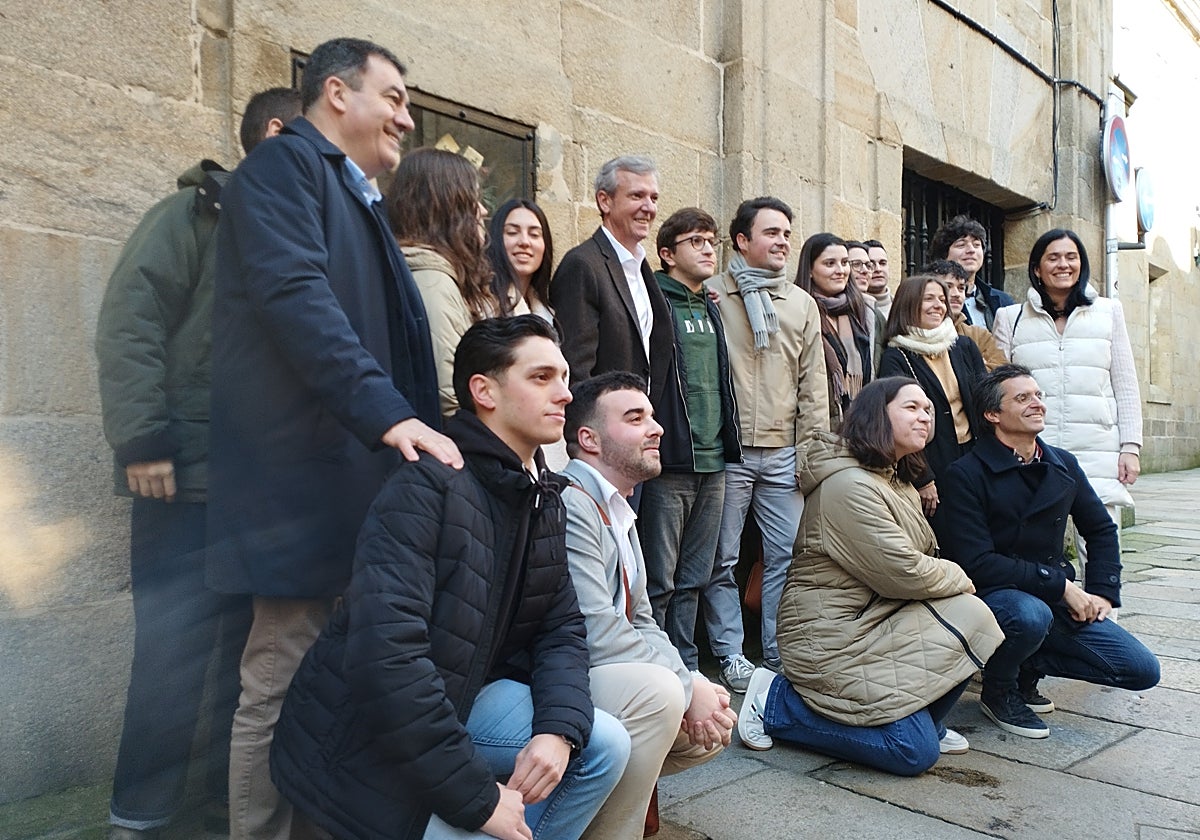 Alfonso Rueda y otros candidatos del PP, este viernes en Santiago, con estudiantes universitarios