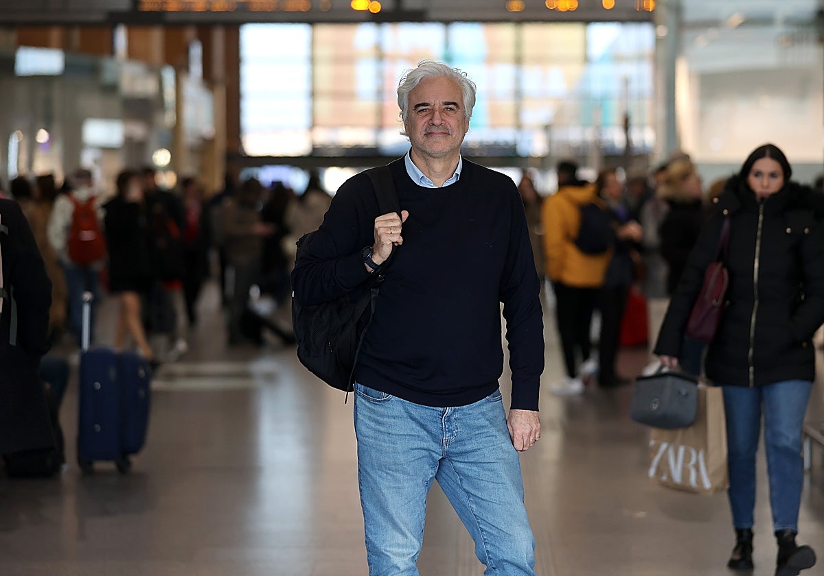 El periodista y escritor, en la estación del AVE de Córdoba