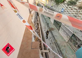 Desalojan un edificio en la localidad alicantina de El Campello por el derrumbe de un pasillo