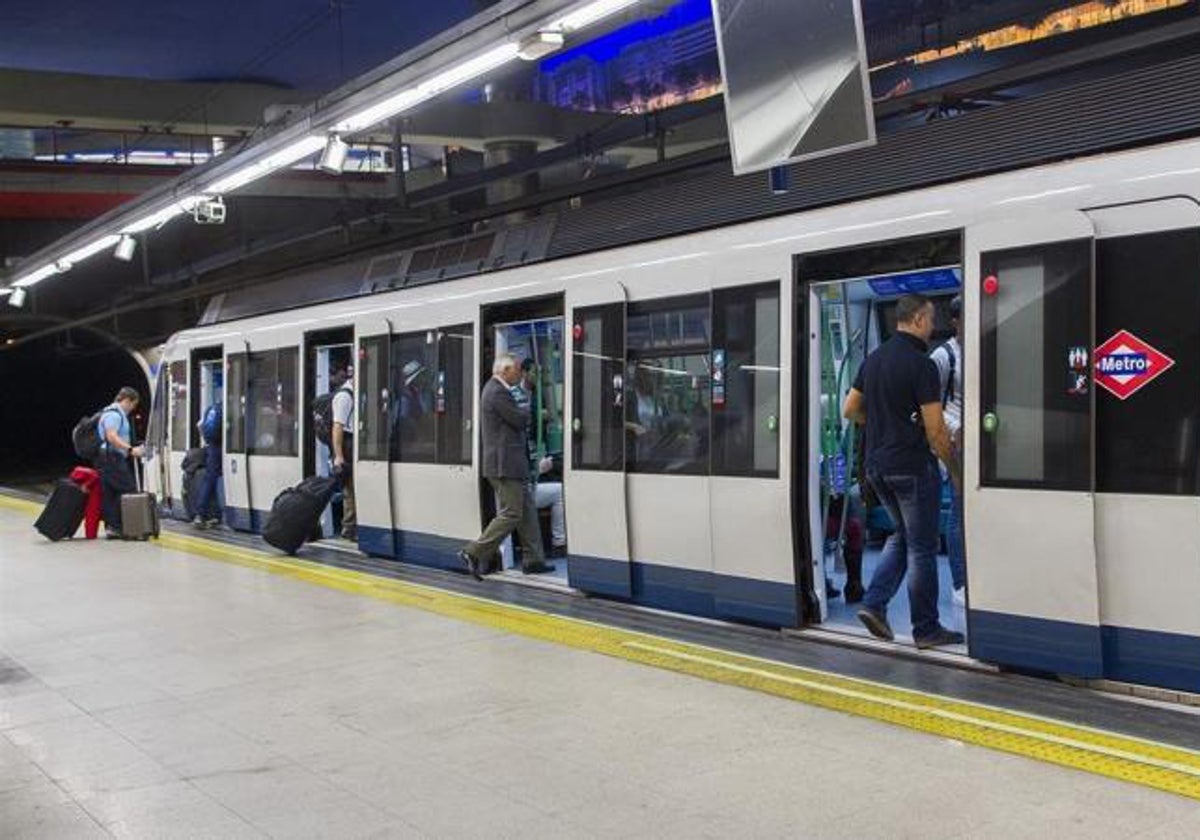 Varios viajeros se suben a un convoy de la línea 12 de Metrosur