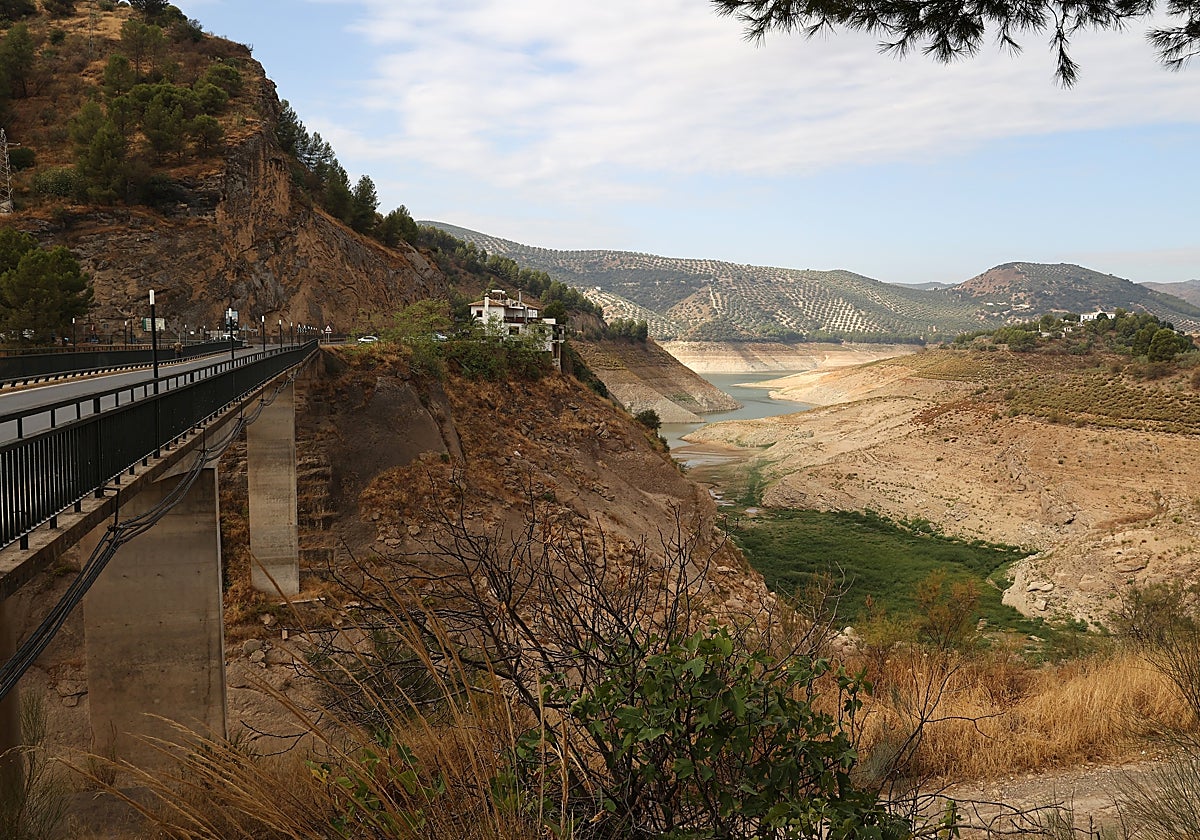Paso sobre el pantano de Iznájar