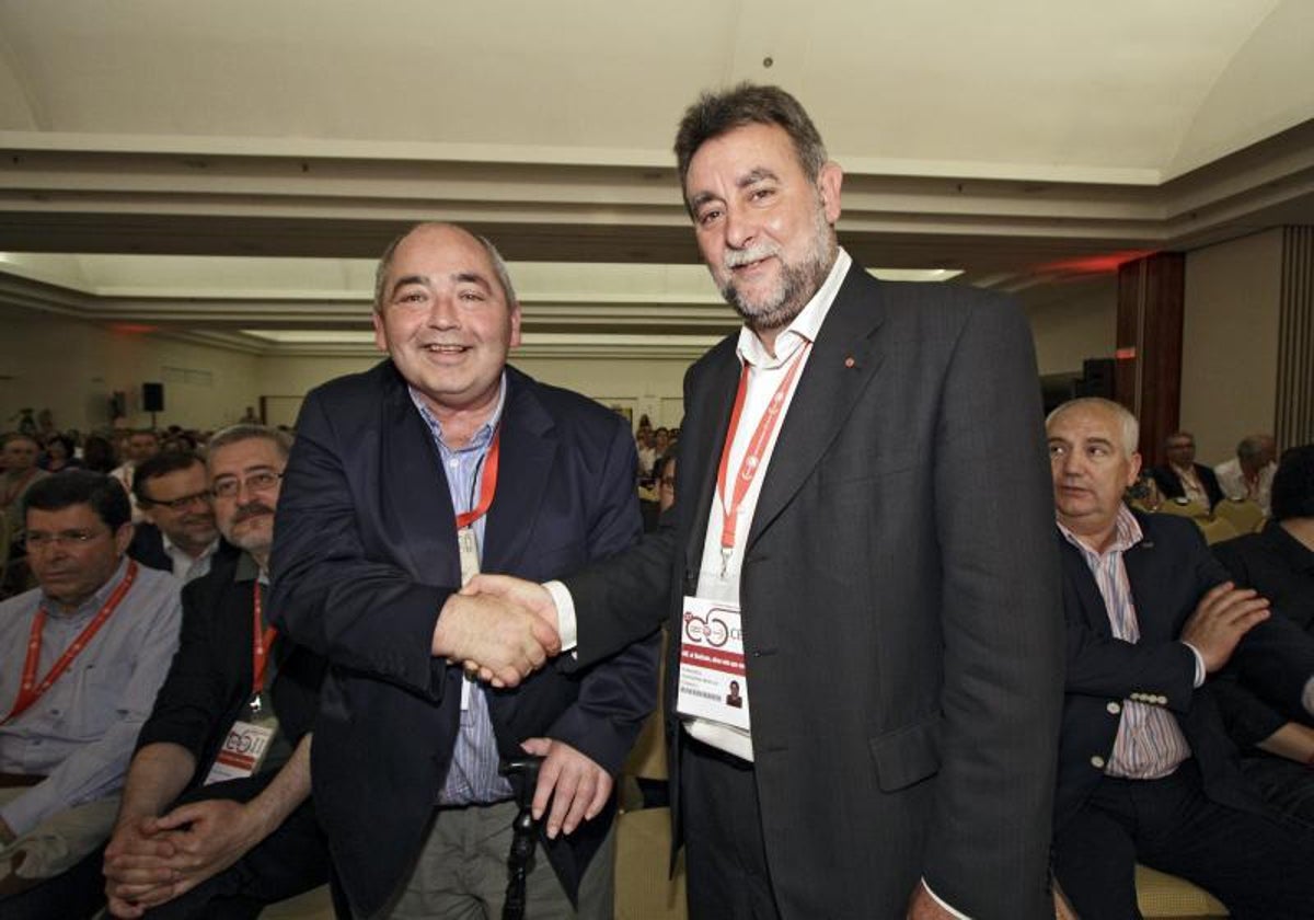 Manuel Pastrana felicita a su sucesor al frente de UGT Andalucía, Francisco Fernández Sevilla, en el congreso regional celebrado en Sevilla en mayo de 2013