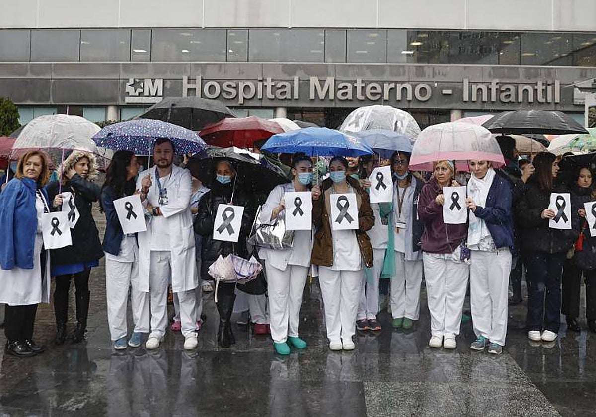 Trabajadores de La Paz pidiendo la reapertura de la UCI pediátrica