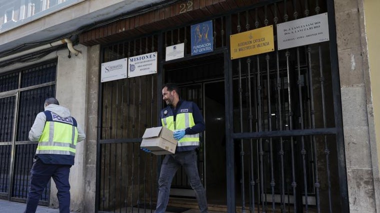 Agentes de la Policía Nacional salen del edificio donde investigan las circunstancias de la muerte del canónigo
