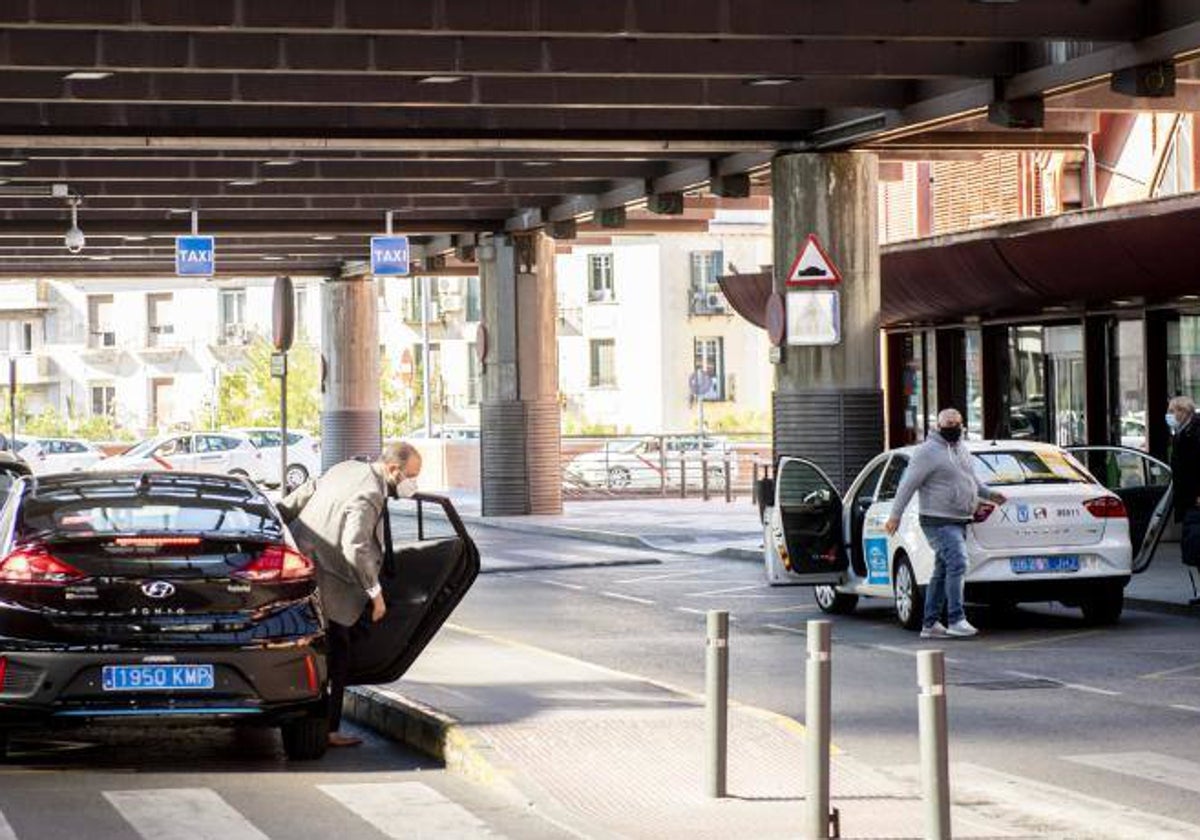 Vehículos VTC y taxis en la estación de Atocha