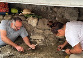 Hallan una tumba de los siglos V al VII en un yacimiento romano de Benalmádena