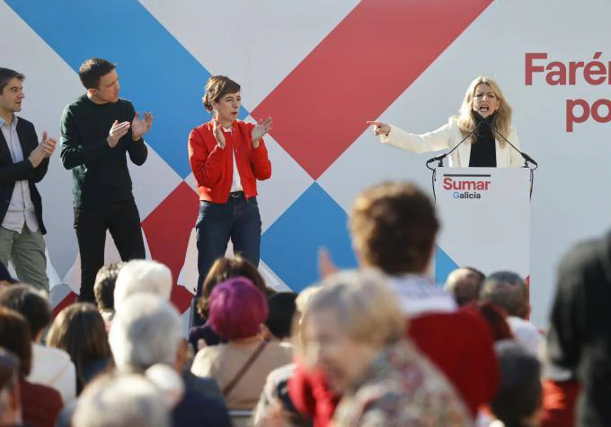 Yolanda Díaz, en el atril, junto a Marta Lois e Iñigo Errejón